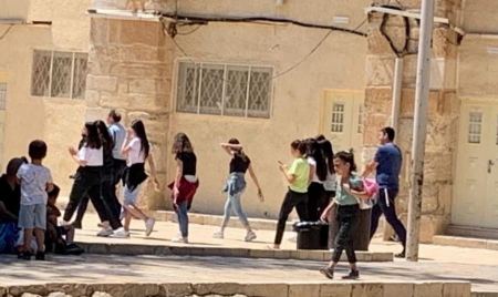 يتقدمهم المتطرف غليك :عشرات المستوطنين يقتحمون باحات الاقصى 